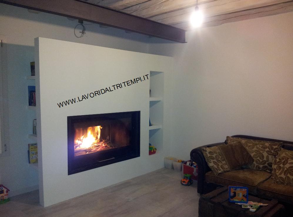 Caminetto moderno in cartongesso con libreria e nicchie ... Termocamini rivestimenti moderni